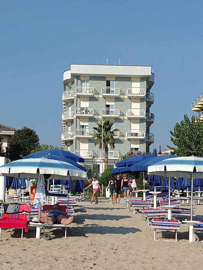Hotel Boston Alba Adriatica Exteriör bild