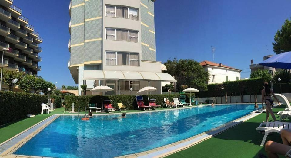 Hotel Boston Alba Adriatica Exteriör bild