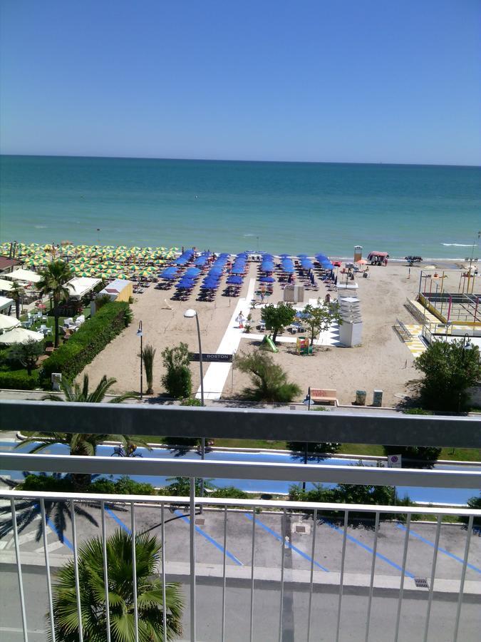 Hotel Boston Alba Adriatica Exteriör bild