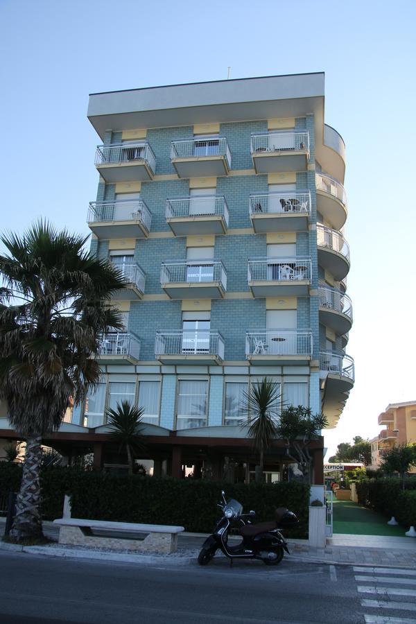 Hotel Boston Alba Adriatica Exteriör bild