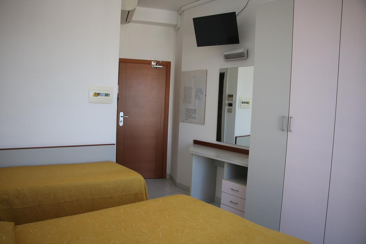 Hotel Boston Alba Adriatica Exteriör bild