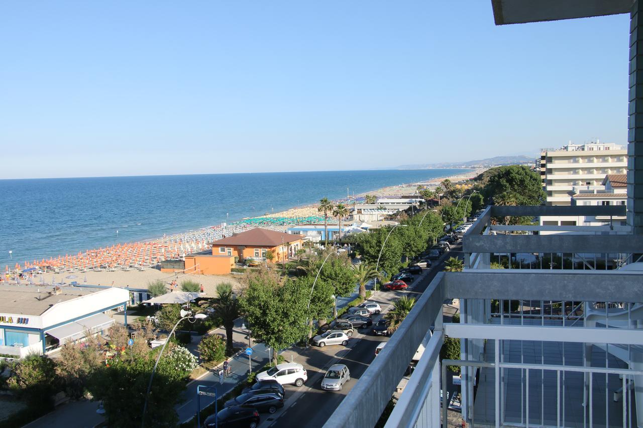 Hotel Boston Alba Adriatica Exteriör bild